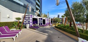 Terrace/patio - At the heart of the Strip! Between the Bellagio & Cosmopolitan with pools & spa. (Las Vegas)