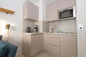 Kjøleskap, kaffetrakter/tekoker, brødrister og kjøkkenutstyr