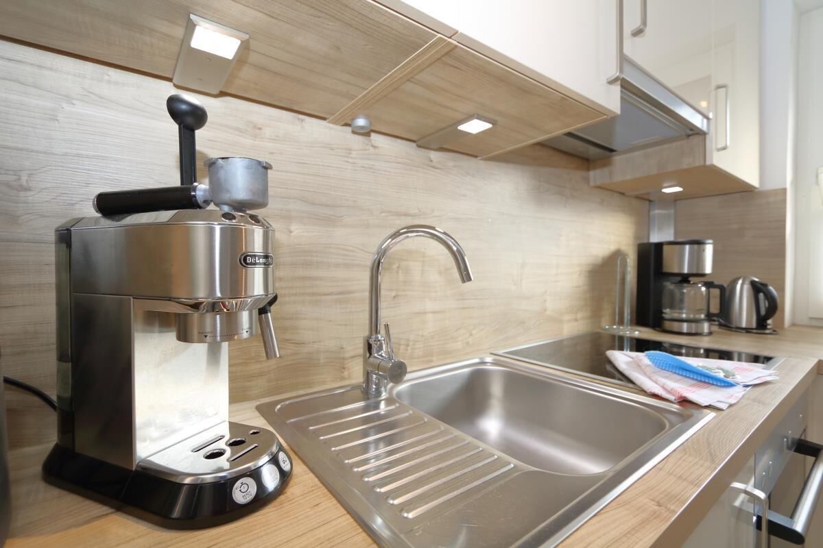 Kühlschrank, Wasserkocher mit Kaffee-/Teezubehör, Toaster