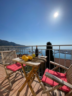 Outdoor dining - Exceptional panoramic view with beach and town on foot (Menton)