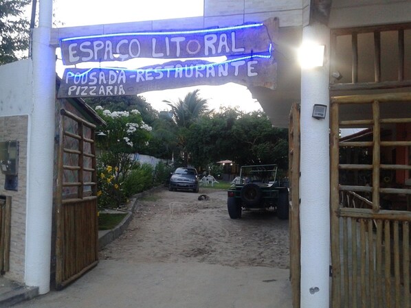 Vista frontal de la propiedad