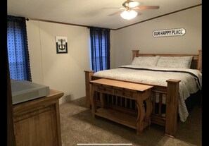 3 bedrooms, desk, iron/ironing board, travel cot - Lake front beauty!!! (Hot Springs)