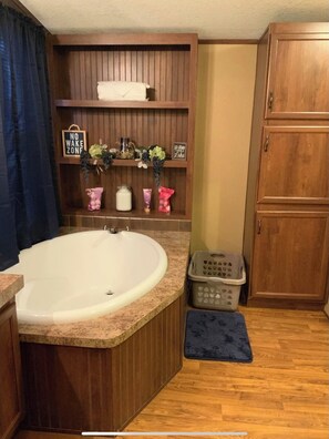 Ensemble douche/baignoire, sèche-cheveux, serviettes fournies, savon