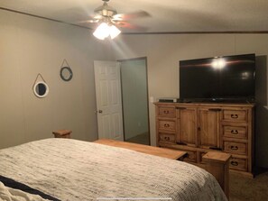 3 bedrooms, desk, iron/ironing board, travel cot