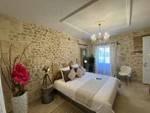 Chambre de Luxe Romantique Avec Terrasse Privative | Premium bedding, memory foam beds, in-room safe, individually decorated - Le Relais de la Chouette (Berson)