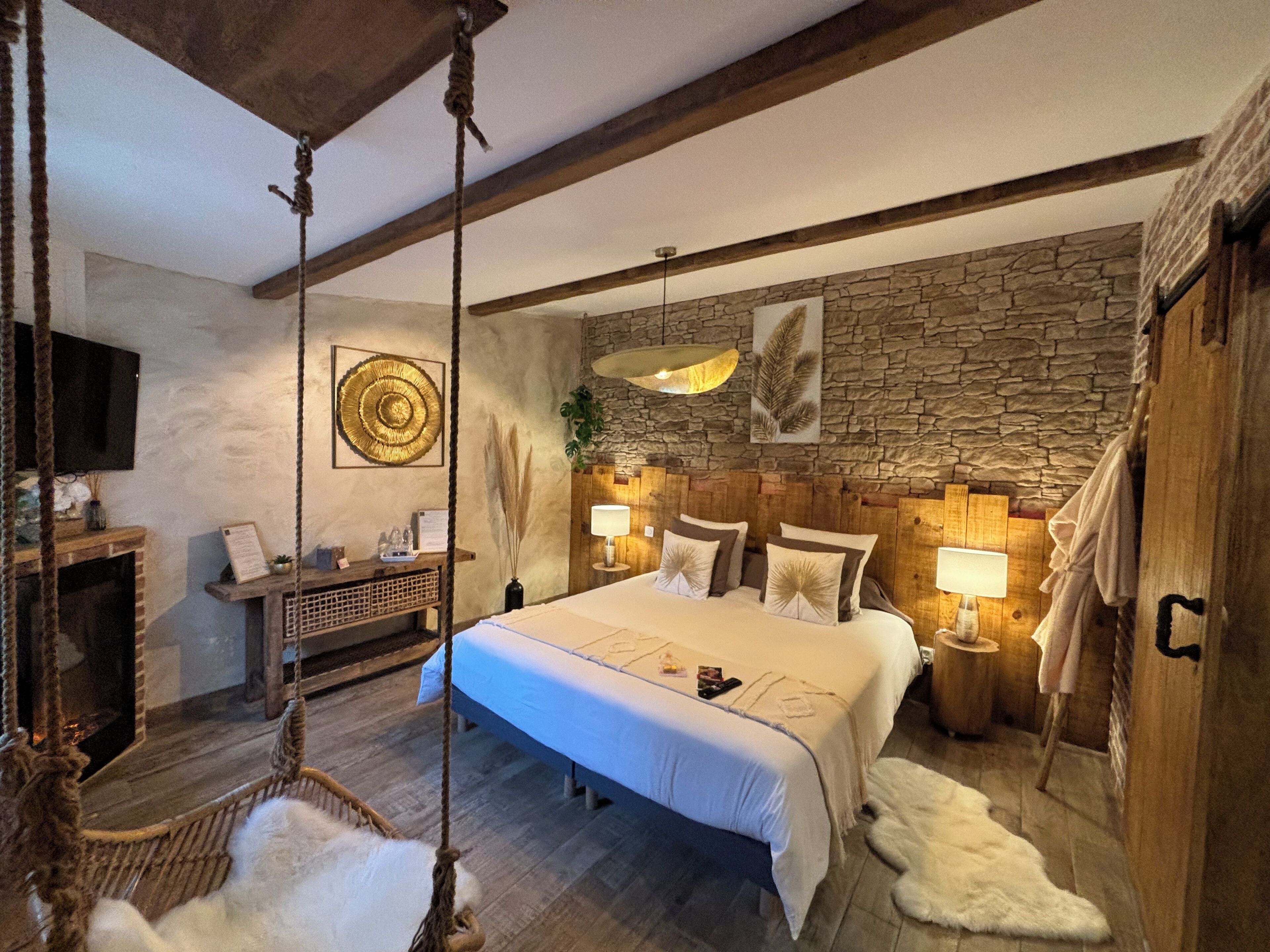 Chambre de Luxe Romantique Avec Terrasse Privative | Bộ đồ giường cao cấp, nệm cao su hoạt tính (memory foam) 