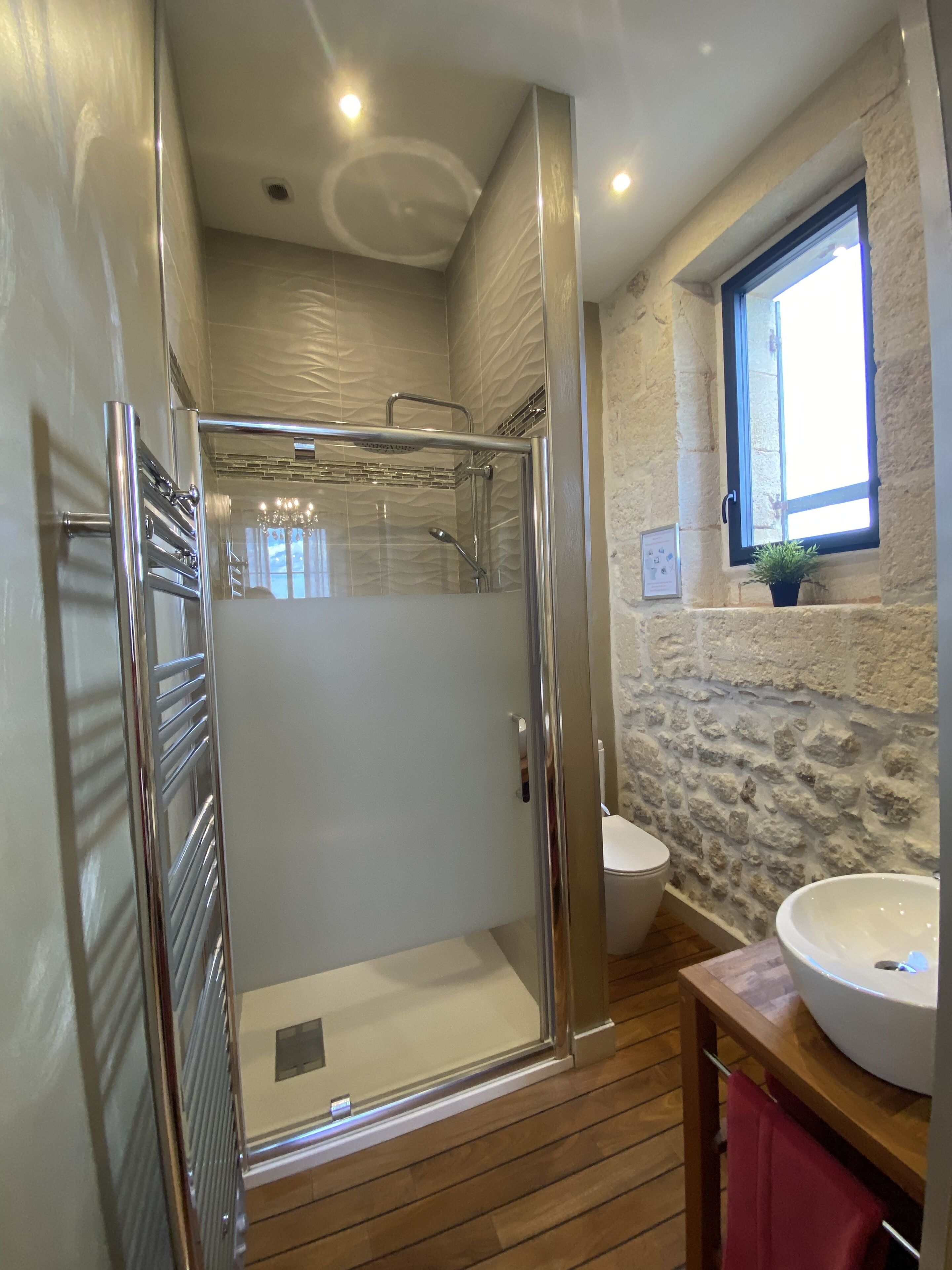 Chambre de Luxe vue Vignoble | Bathroom | Shower, rainfall showerhead, hair dryer, towels