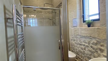 Chambre de Luxe vue Vignoble | Bathroom | Shower, rainfall showerhead, hair dryer, towels