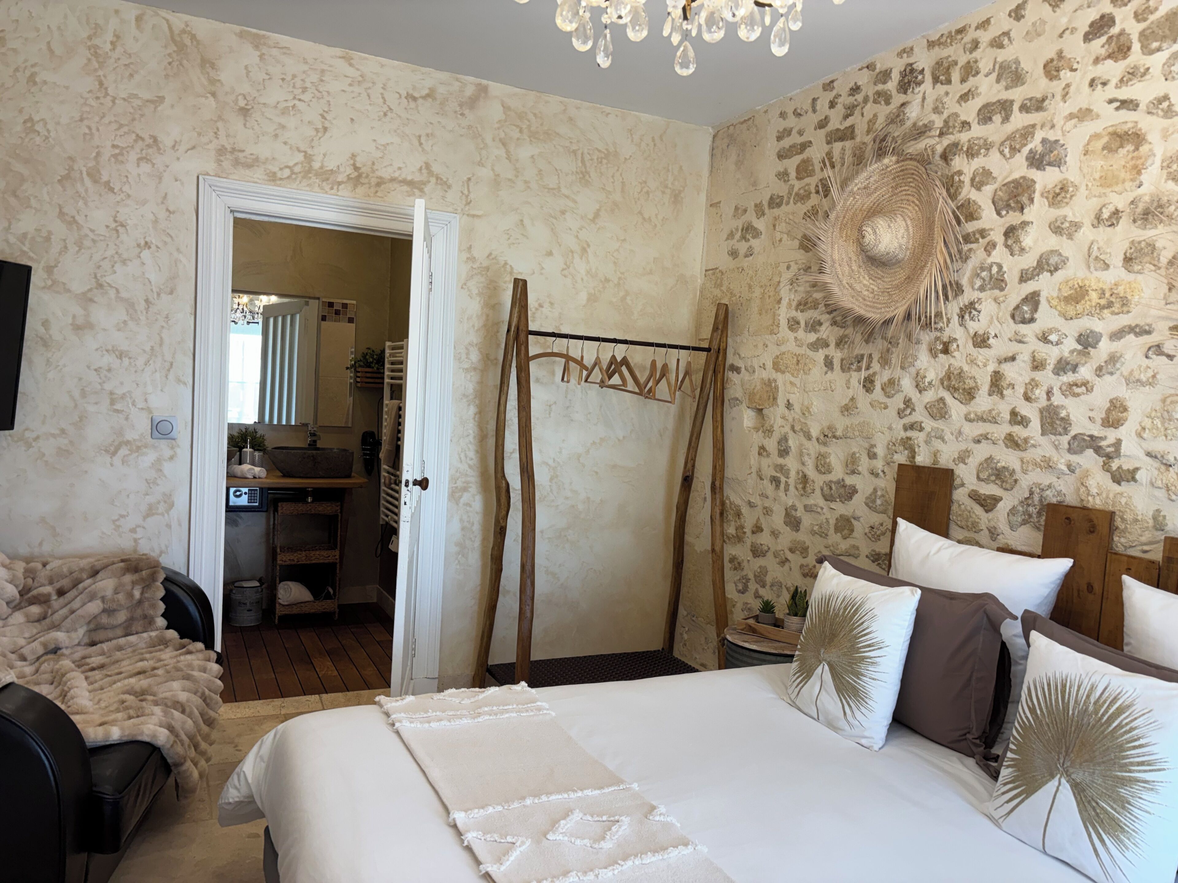 Chambre de Luxe Romantique Avec Terrasse Privative | 浴室 | 淋浴設備、雨淋花灑、風筒、提供毛巾