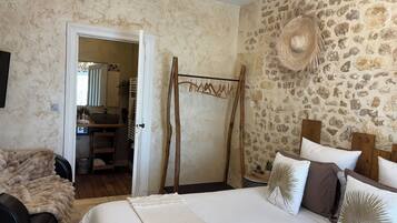 Romantic Room | Bathroom | Shower, rainfall showerhead, hair dryer, towels
