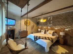 Chambre de Luxe Romantique Avec Terrasse Privative | Seprai premium, busa memori, brankas, dan didekorasi berbeda-beda