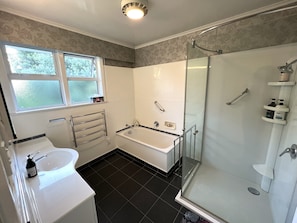 Baignoire, séchoir à cheveux