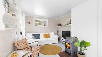 Traditionell stuga | Vardagsrum | Platt-tv och eldstad