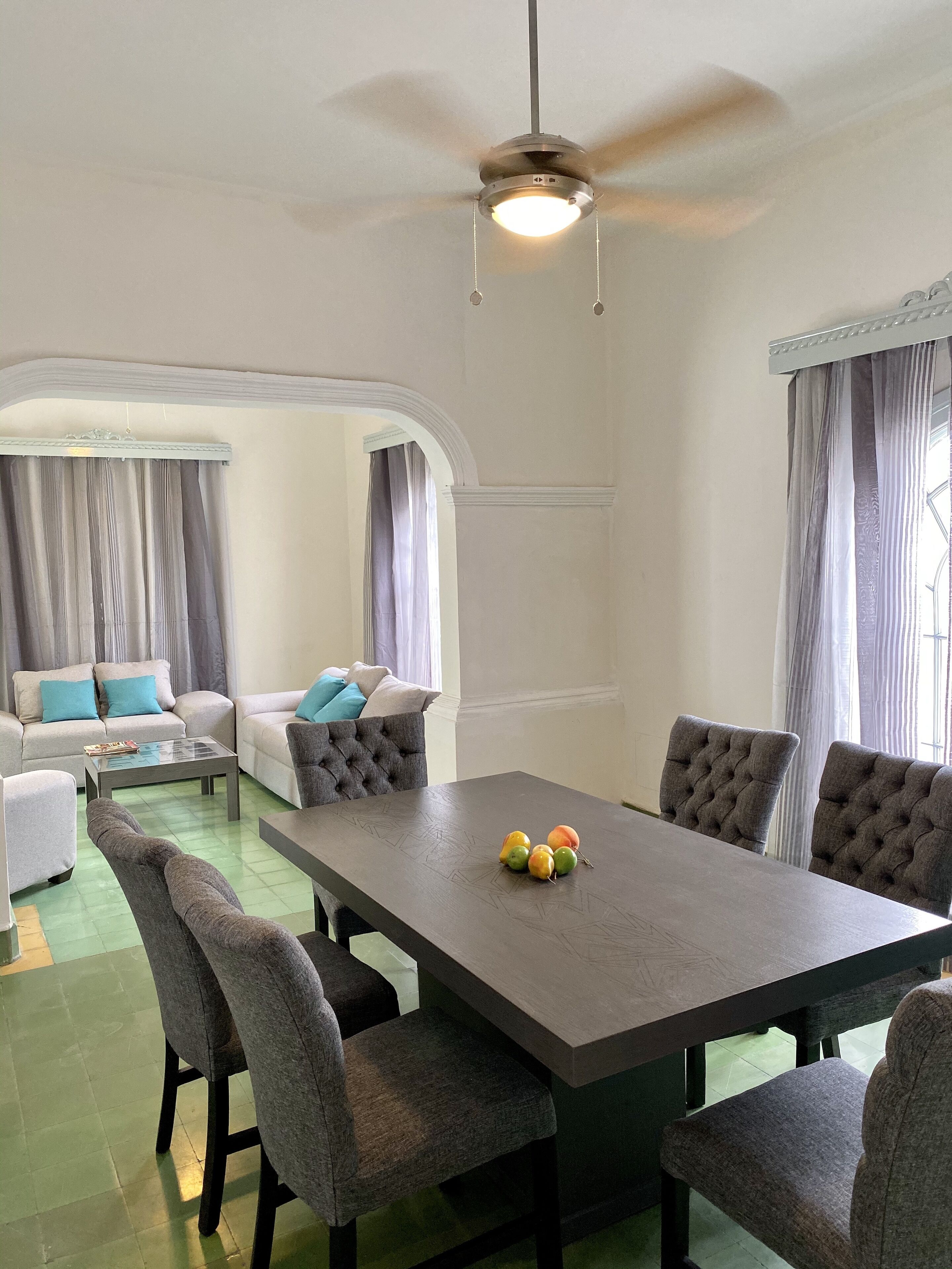 Loft de diseñador | Área de sala de estar | Televisión 