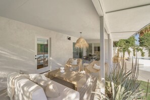 Terrace/patio - Meiselman 3B/2BA Mid-Century Modern Home with Private Pool and Spa Near Airport (Palm Springs)