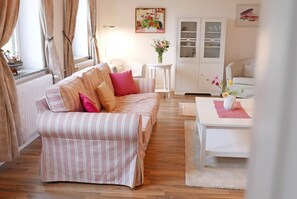 Fernseher, DVD-Player, Bücher, Stereoanlage