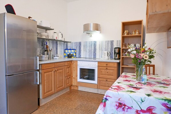 Kühlschrank, Mikrowelle, Ofen, Geschirrspüler