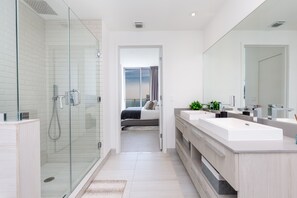 Luxury-Penthouse, 2 Schlafzimmer, Terrasse, Meerblick | Badezimmer | Designer-Toilettenartikel, Haartrockner, Handtücher, Seife