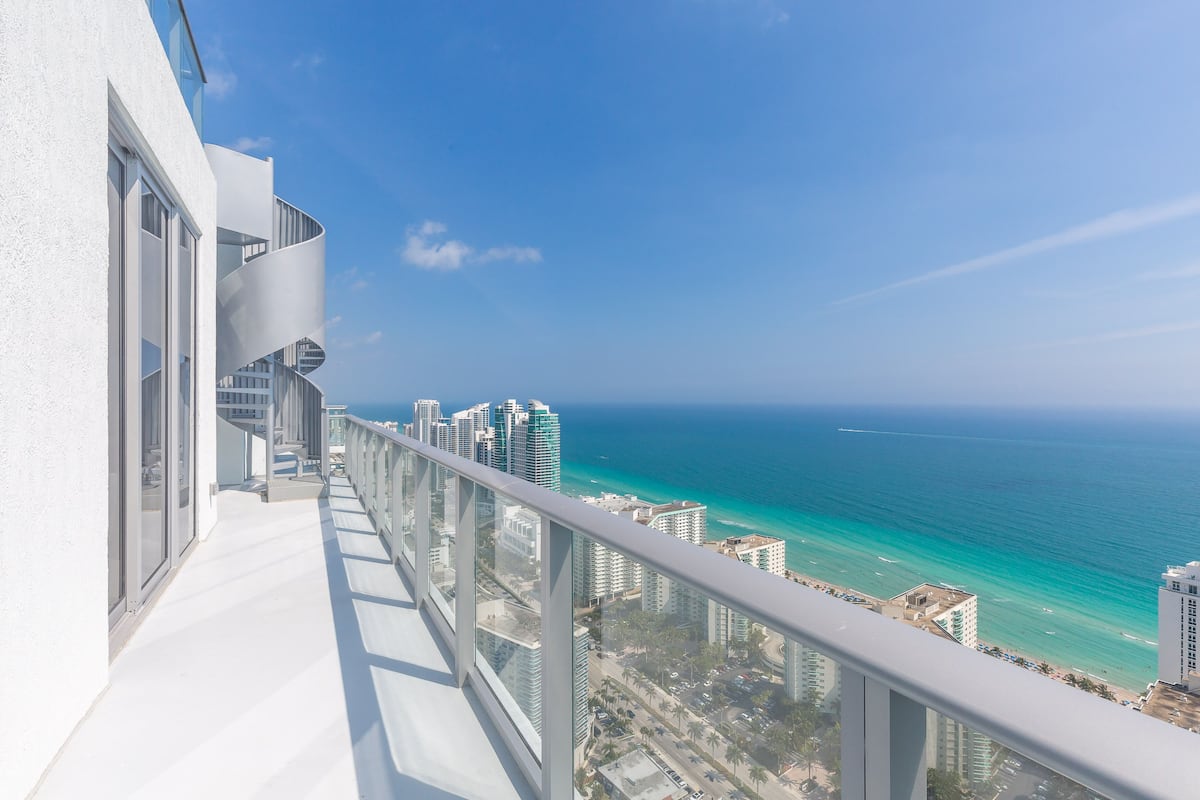 Ático de lujo, 2 habitaciones, terraza, vistas al mar | Balcón