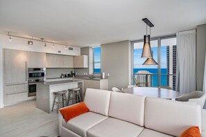 Flat-screen TV - Hyde Beach House Hollywood Pr Suites (Hollywood)