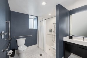 Ein modernes Badezimmer mit Toilette, Dusche und Waschbecken.