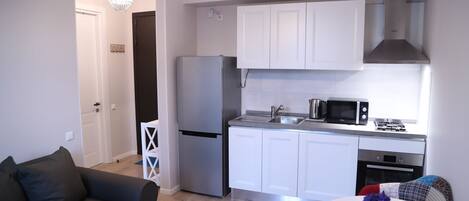 Een koelkast, een magnetron, een oven