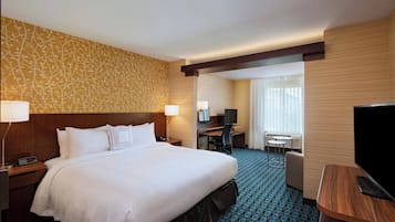 客房内保险箱、办公桌、笔记本电脑工作区、遮光窗帘