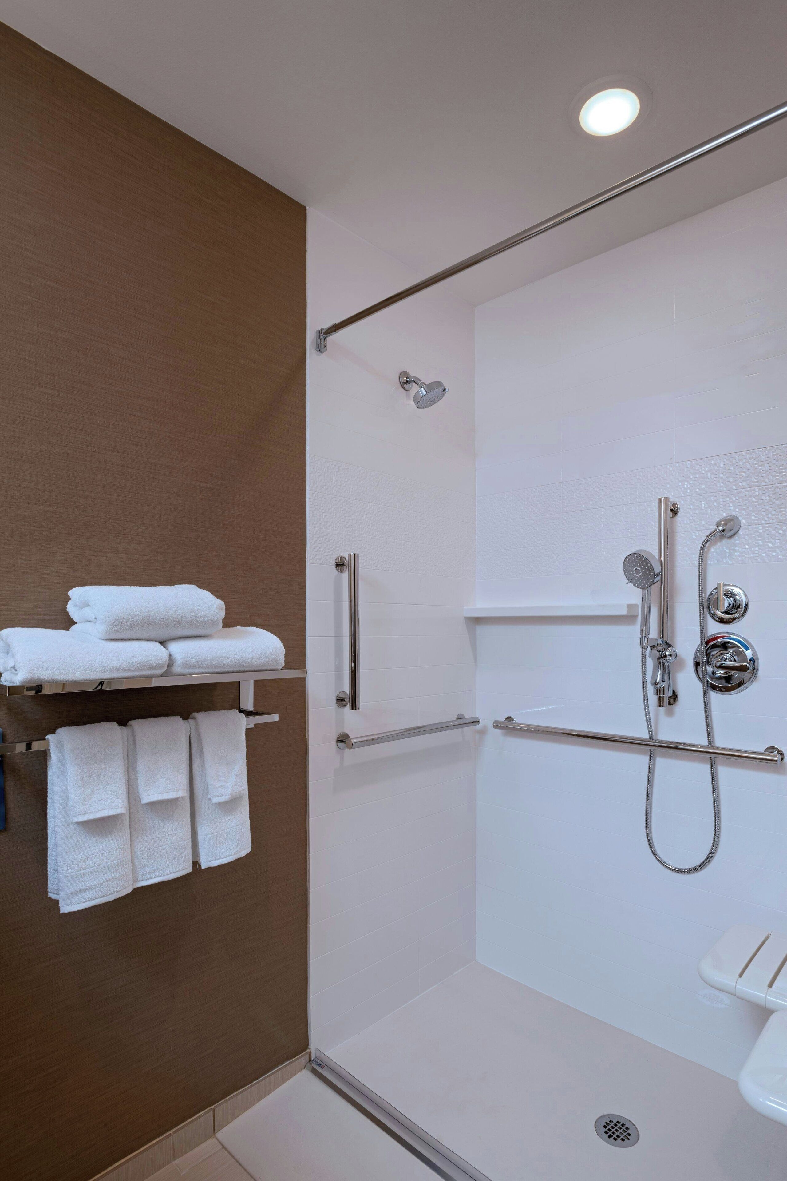 room, 1 king bed, non smoking | bathroom | hair dryer, towels, soap, shampoo