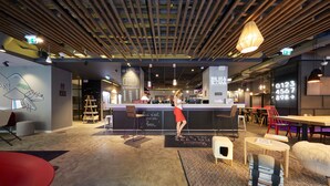 Un interior moderno con techo de madera, mostrador de recepción y zona de bar.