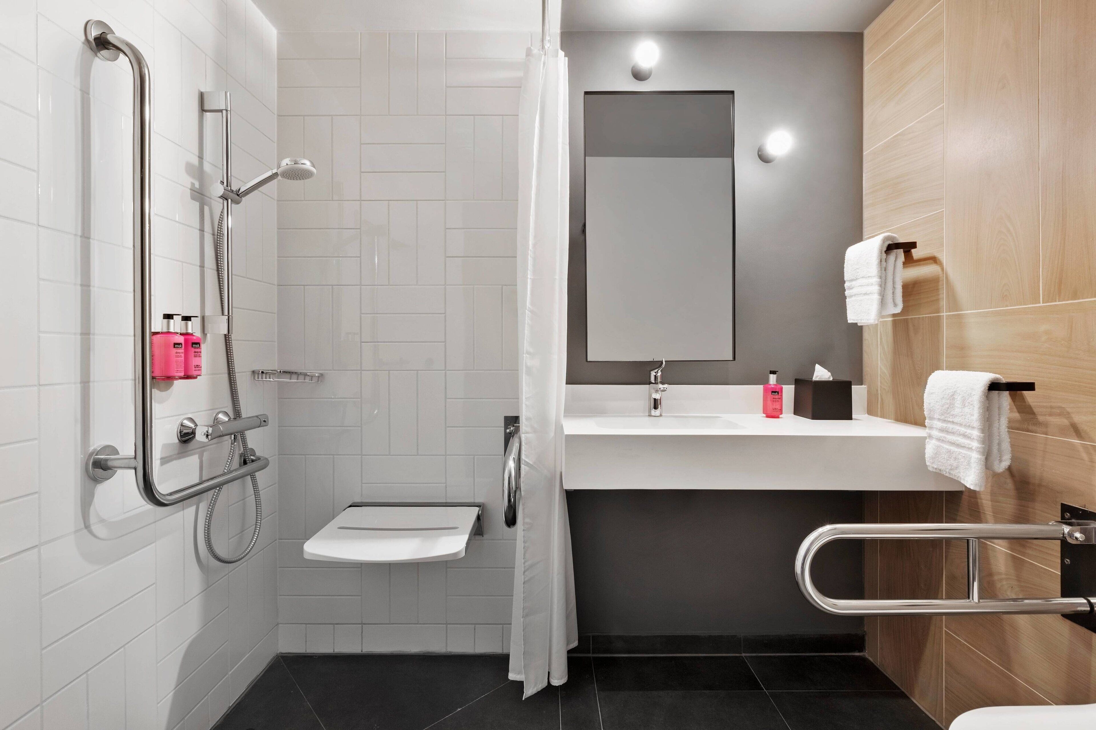 standard room, 1 queen bed, non smoking | bathroom | shower, hair dryer, towels, soap