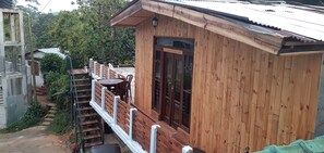 Outdoor dining - Dushy's Host Family for Adamspeak Journey (Dickoya)