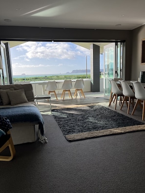 Smart TV, DVD player, books, stereo - Beachfront Family Bach with Loads of Space! (Whitianga)