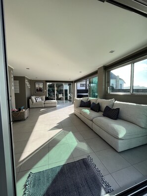 Smart TV, DVD player, books, stereo - Stunning, Spacious Family Bach on the Beach (Whitianga)