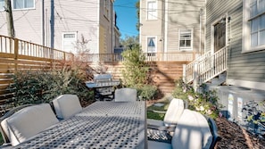 Courtyard - Huge 5 bedroom 5 bath Home in Savannah (Savannah)