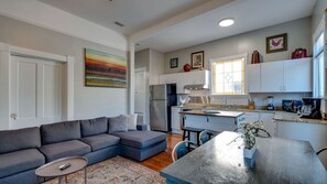 0-inch flat-screen TV with cable channels, TV, Netflix - Huge 5 bedroom 5 bath Home in Savannah (Savannah)