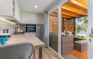Geladeira, micro-ondas, cooktop, lava-louças