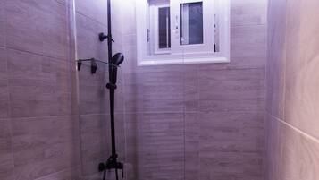 Badewanne, Haartrockner, Handtücher, Seife