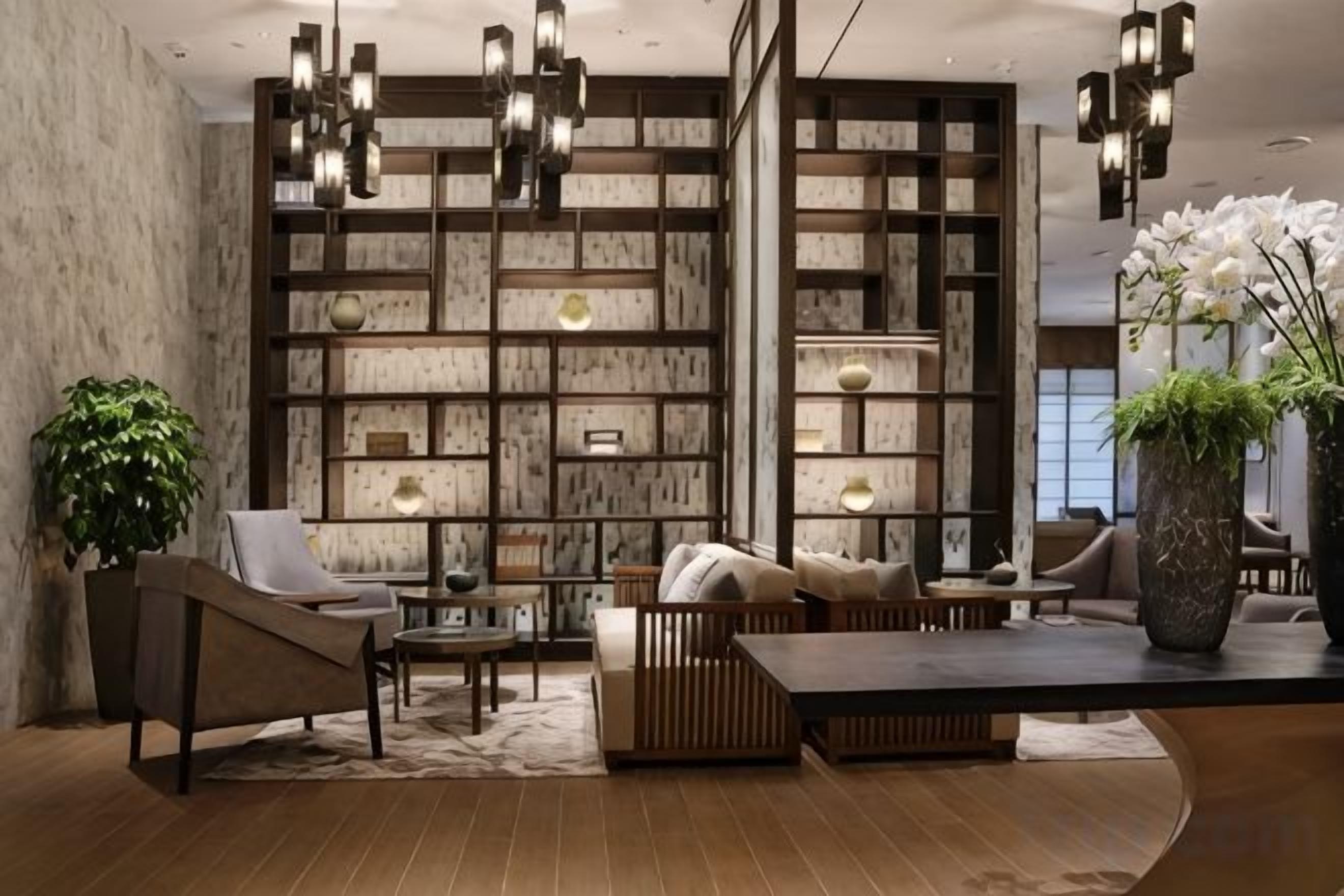 Un interior moderno con estantería de madera, zona de estar e iluminación decorativa.