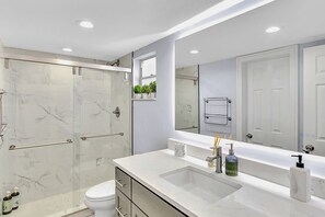 Dusche, Haartrockner, Handtücher, Seife