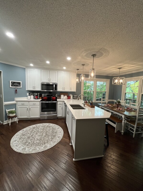 Jääkaappi, mikroaaltouuni, uuni, liesi