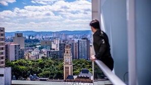 Un paisaje urbano con una destacada torre del reloj y edificios modernos.