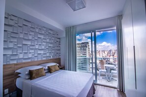 Escritorio, cortinas opacas, tabla de planchar con plancha y wifi gratis