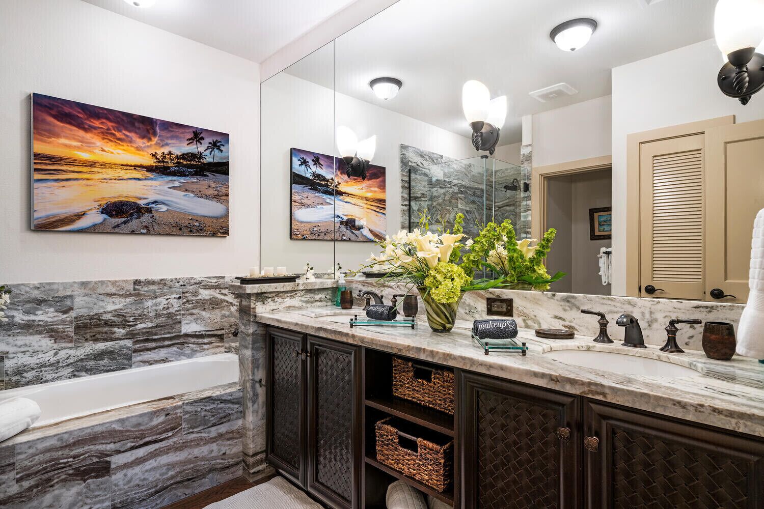 Combined shower/tub, jetted tub, hair dryer, towels