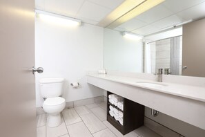Premium Room | Bathroom | Combined shower/tub, free toiletries, hair dryer, towels