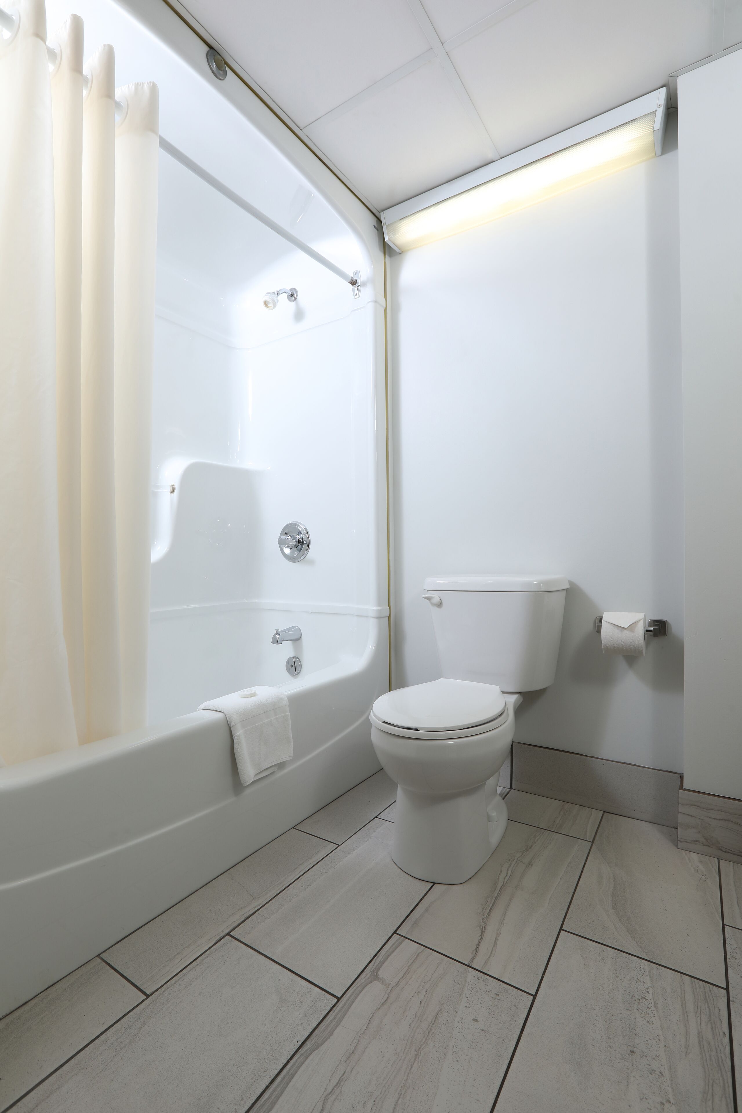 combined shower/bathtub, free toiletries, hair dryer, towels