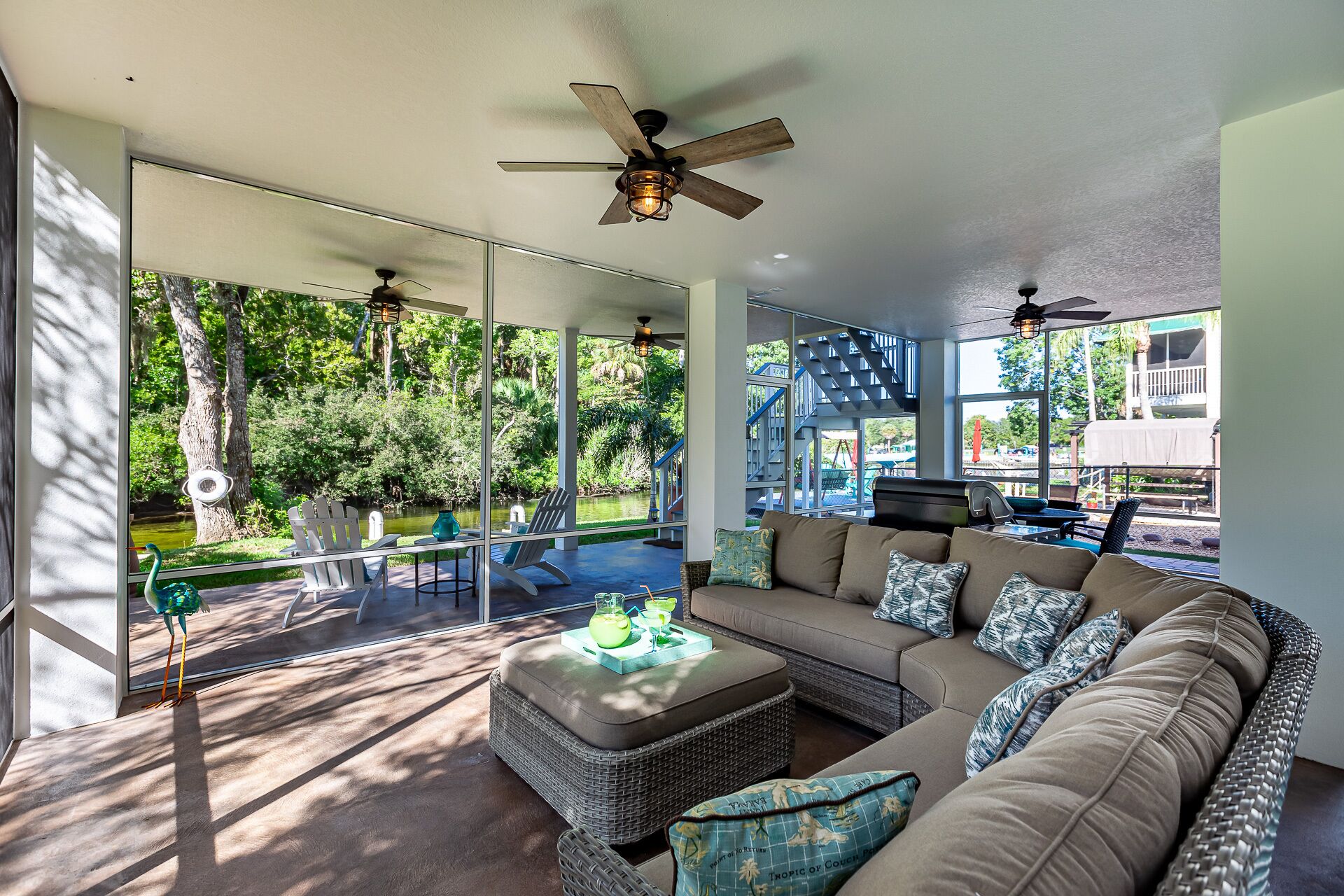 Smart-TV, DVD-spiller, bøker og filmbibliotek