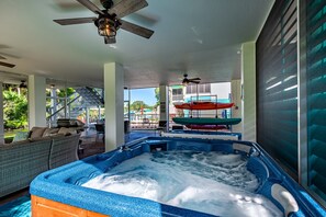 Terrace/patio - DIRECT WEEKI WACHEE RIVERFRONT!! KEY WEST PARADISE! (Weeki Wachee)