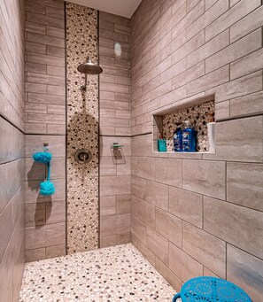 Combined shower/tub, hair dryer, towels, soap - DIRECT WEEKI WACHEE RIVERFRONT!! KEY WEST PARADISE! (Weeki Wachee)