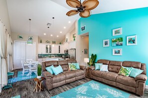 Smart-tv, dvd-spelare, böcker och ett filmbibliotek