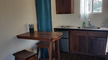 Kühlschrank, Mikrowelle, Herdplatte, Wasserkocher mit Kaffee-/Teezubehör
